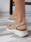Σανδάλια sporty με διάτρητο σχέδιο Xti 142707 - Μπεζ - thefashionproject.gr - Xti Footwear