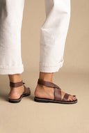 Sandálias em pele Slanted Closure - Castanho-escuro Matte