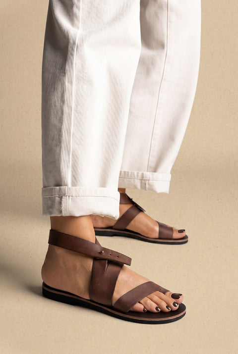 Sandali in pelle Slanted Closure - Dark Marrone Opaco