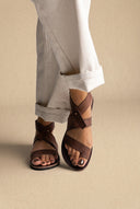 Sandálias em pele Slanted Closure - Castanho-escuro Matte