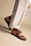 Sandálias em pele Slanted Closure - Castanho-escuro Matte