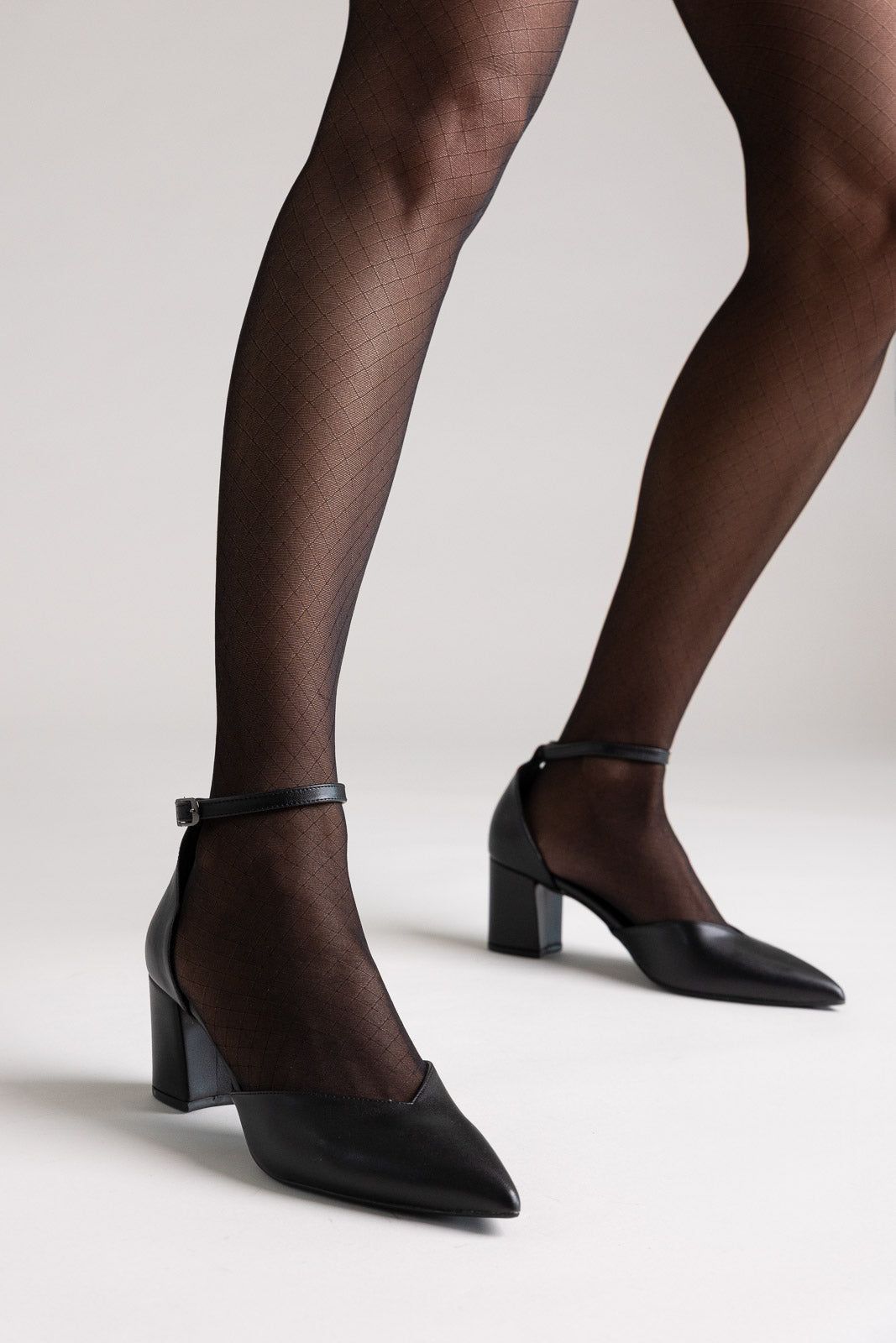 Pointed Pumps Side Cut - Black-Pointed Pumps Side Cut - Black
