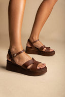 Flatform-Sandalen aus Leder – Brown Matte