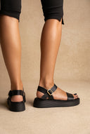 Flatform-Sandalen aus Leder Ankle Strap – Schwarz