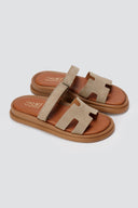 Σουέντ σανδάλια με velcro- Τάουπε