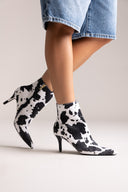 Μυτερά μποτάκια ponyskin με cow print - μαύρο cow pony