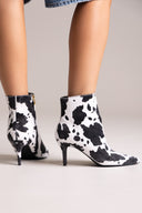 Μυτερά μποτάκια ponyskin με cow print - μαύρο cow pony