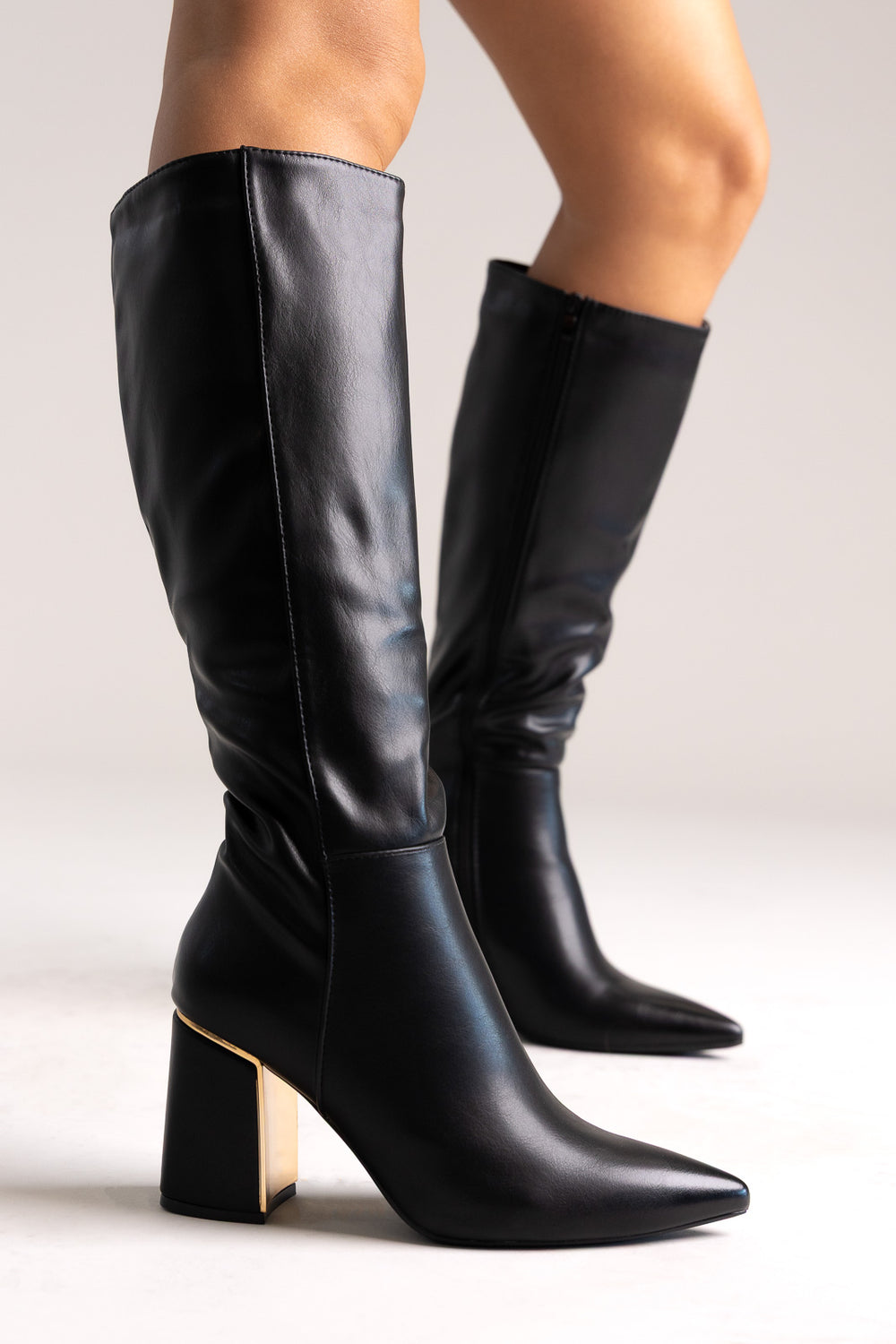 Μυτερά Μποτάκια με Μεταλλική Λεπτομέρεια και Τακούνι Block - Μαύρα Ματ