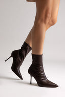 Μυτερά ελαστικά μποτάκια αστραγάλου με τακούνι στιλέτο - σκούρο καφέ ματ