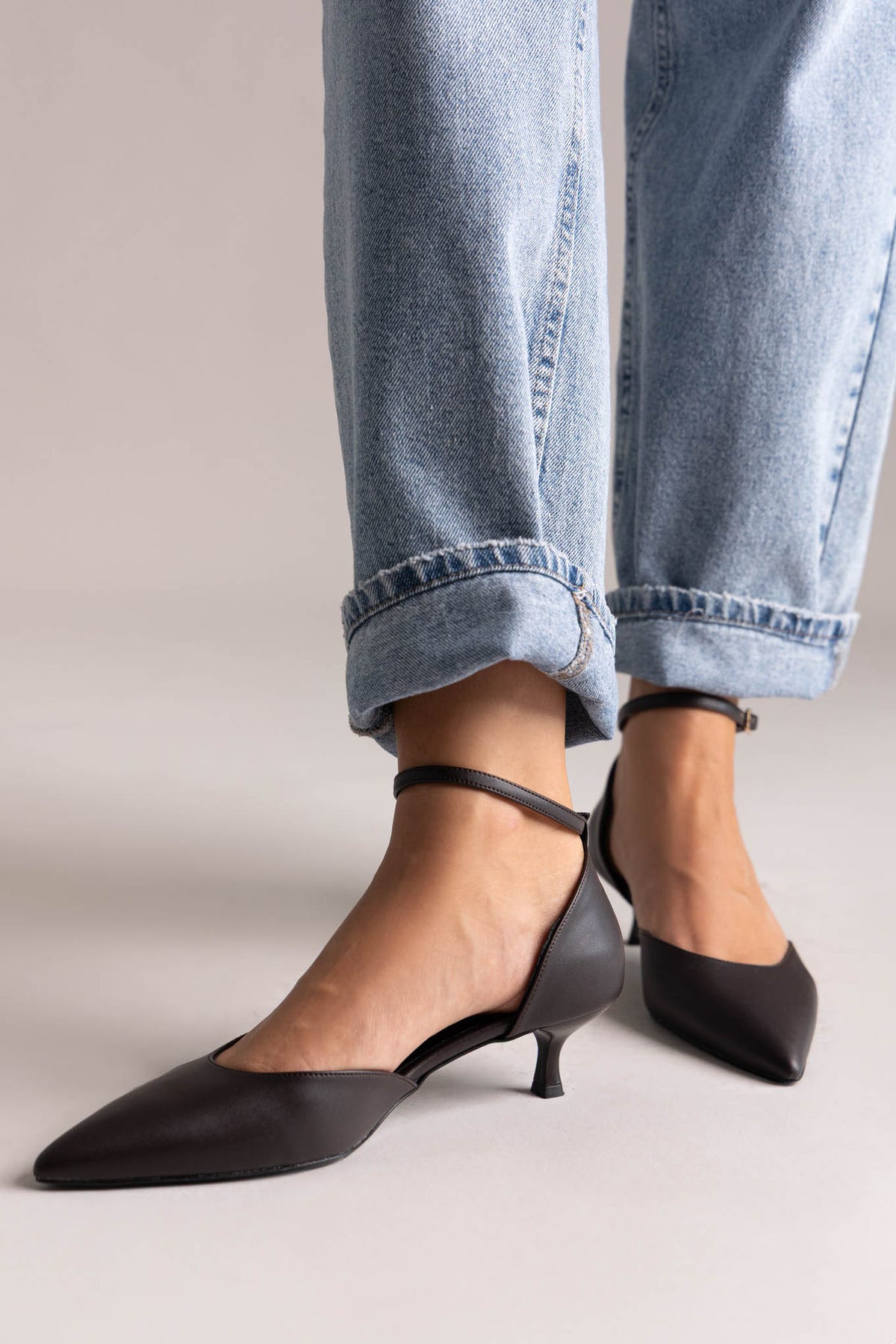 Zapatos de salón Cutout tacón kitten - Marrón oscuro mate