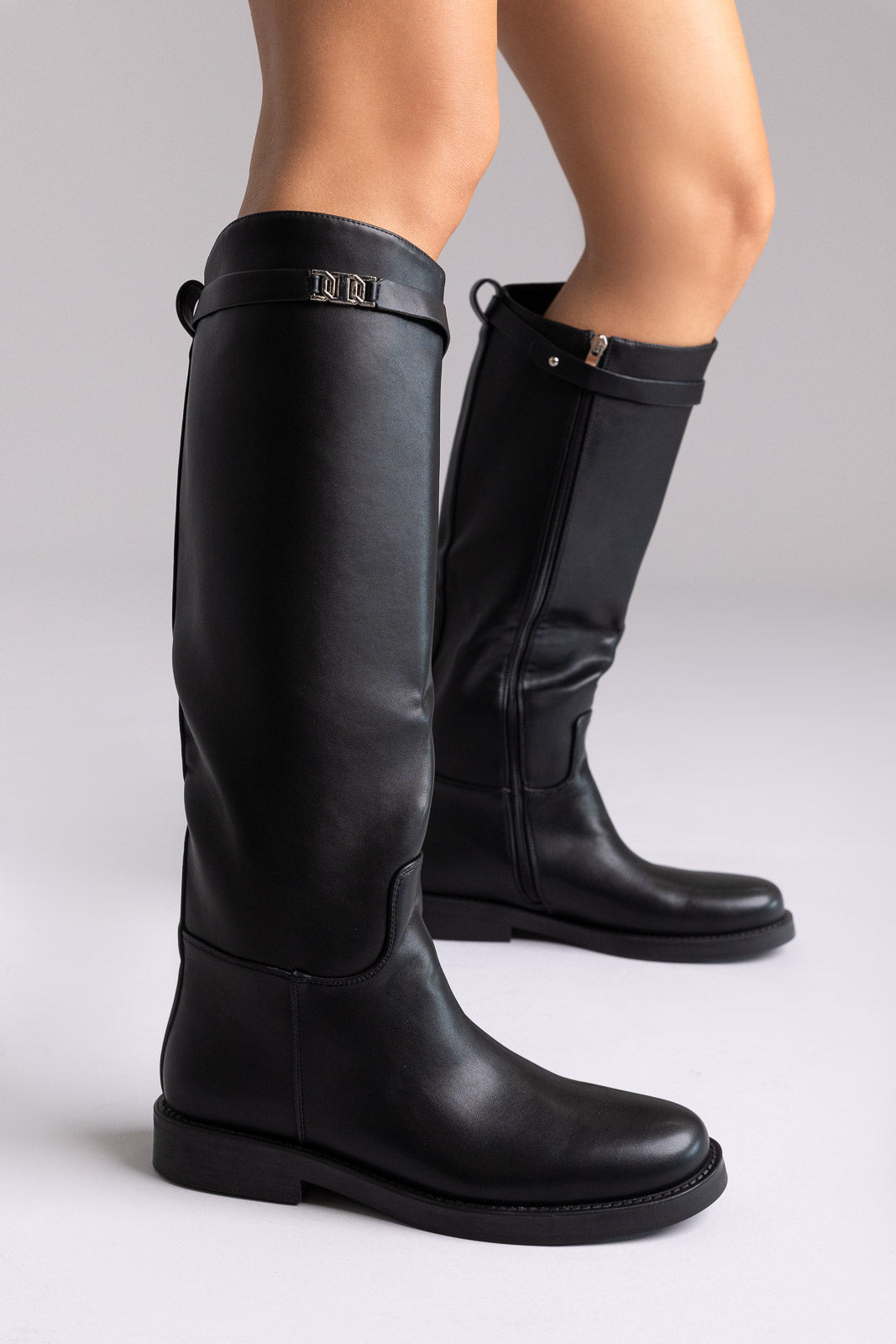 Μπότες ιππασίας με λεπτομέρεια λουράκι - μαύρο ματ