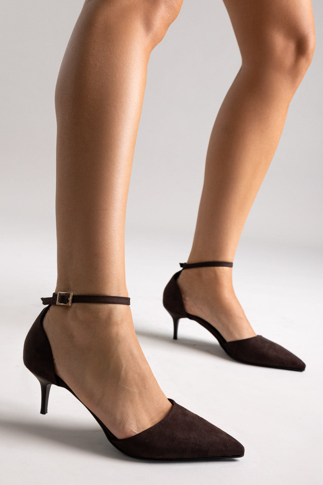 Zapatos de salón con tacón kitten - Ante marrón