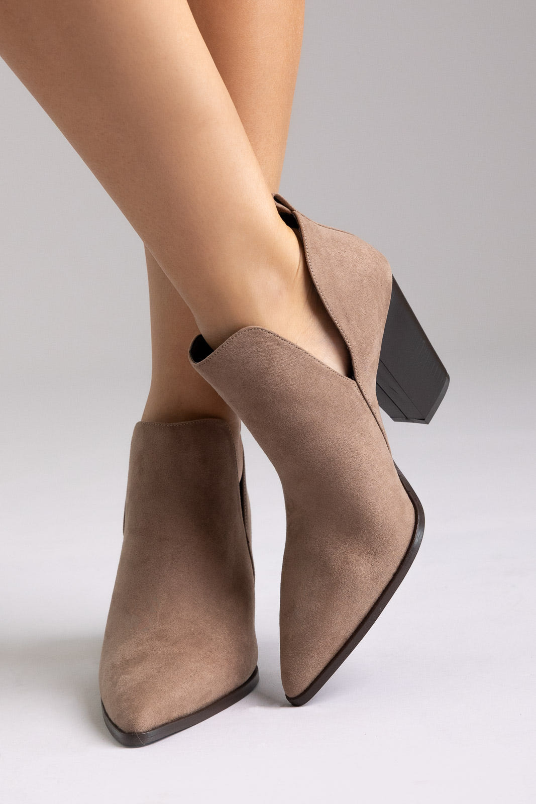 Botines Cowboy con Cutout - Ante taupe