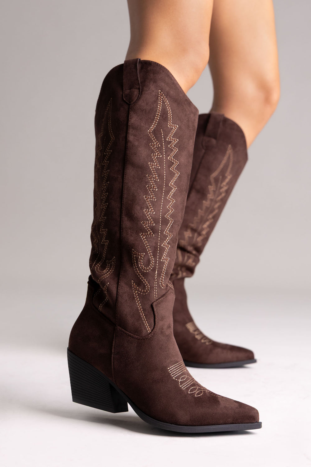 Μπότες cowboy με τακούνι block Erynn - καφέ suede