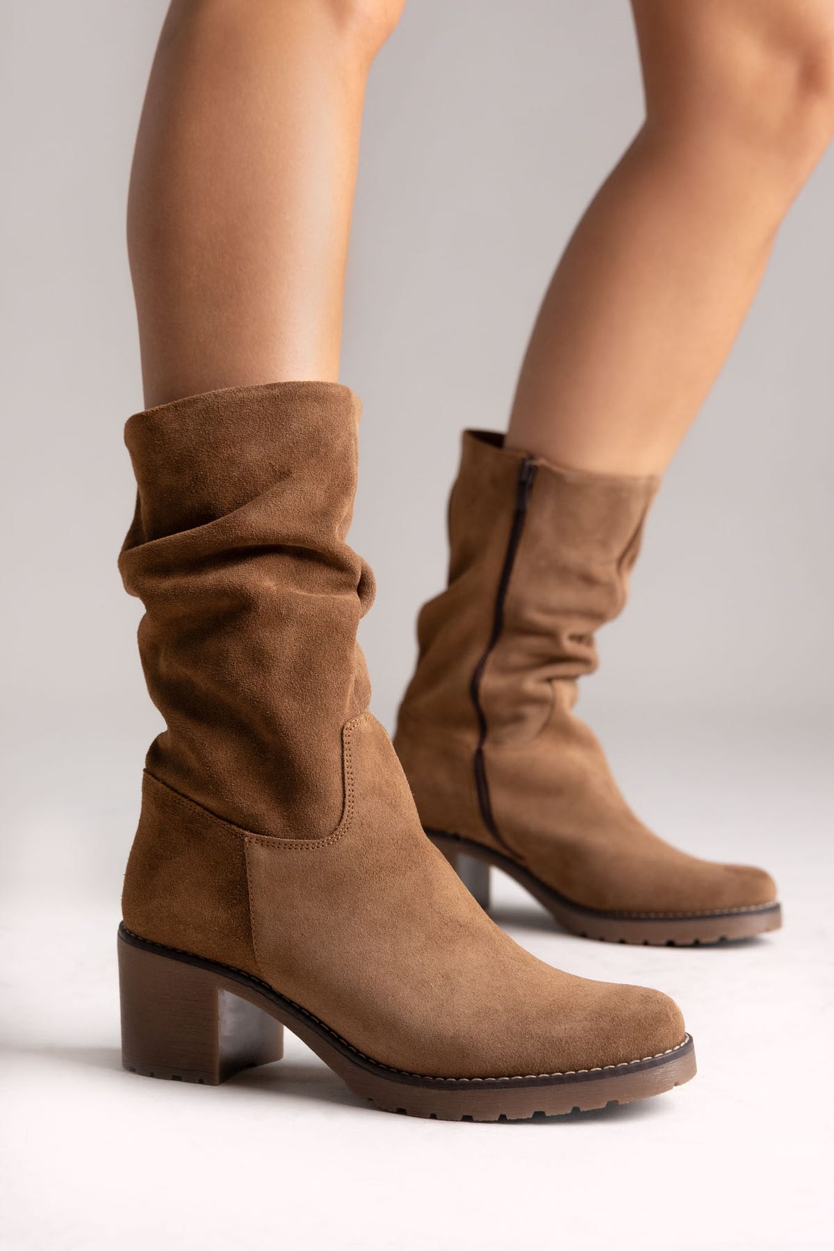Slouch Stiefeletten – Taupe Veloursleder