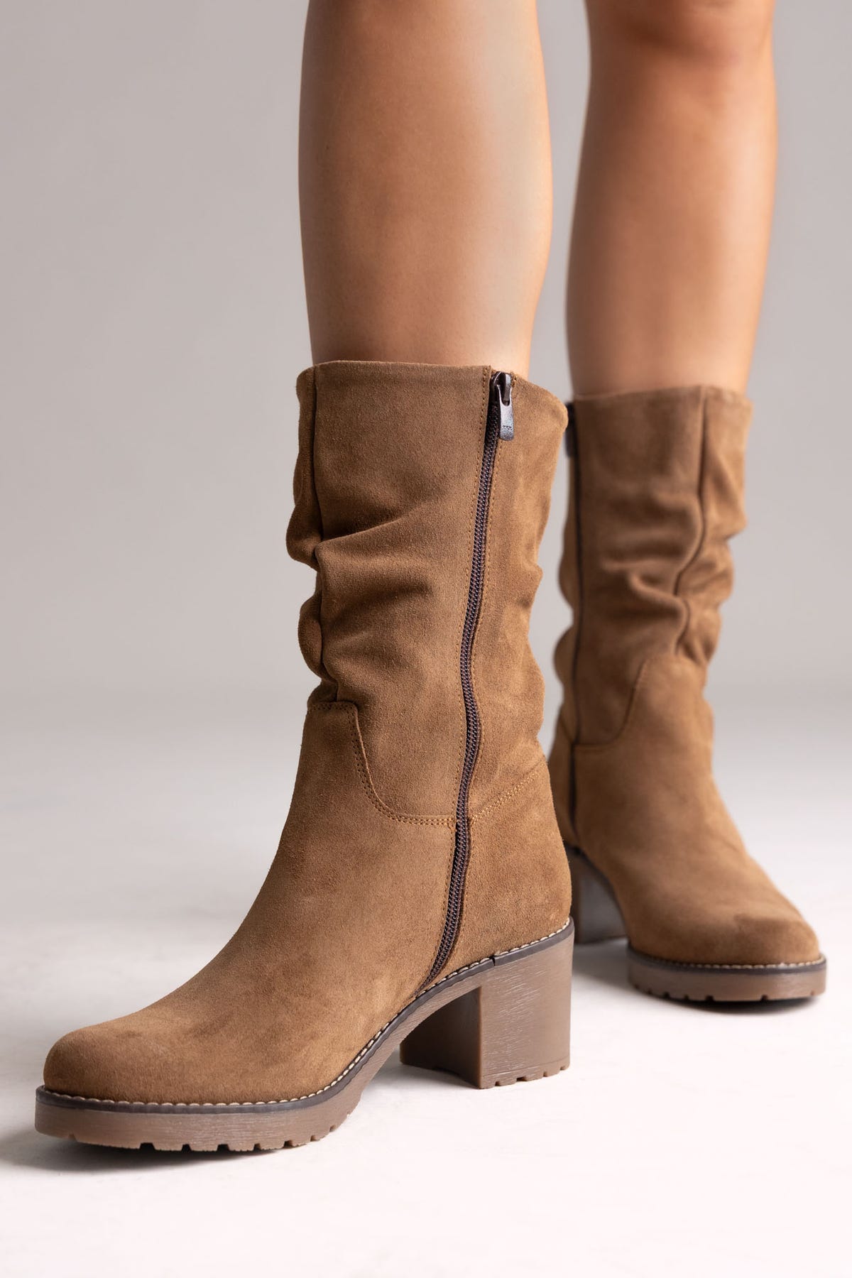 Slouch Stiefeletten – Taupe Veloursleder
