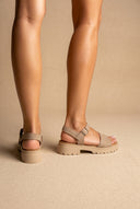 Sandales en daim beige