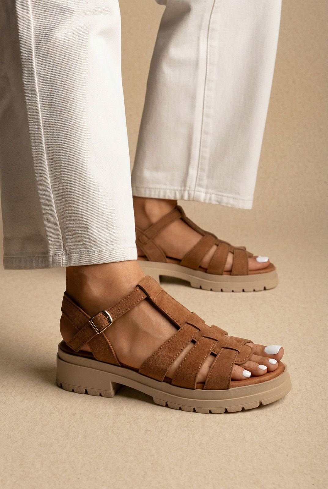 Veloursleder Sandalen mit Knöchelriemen – Tan Veloursleder