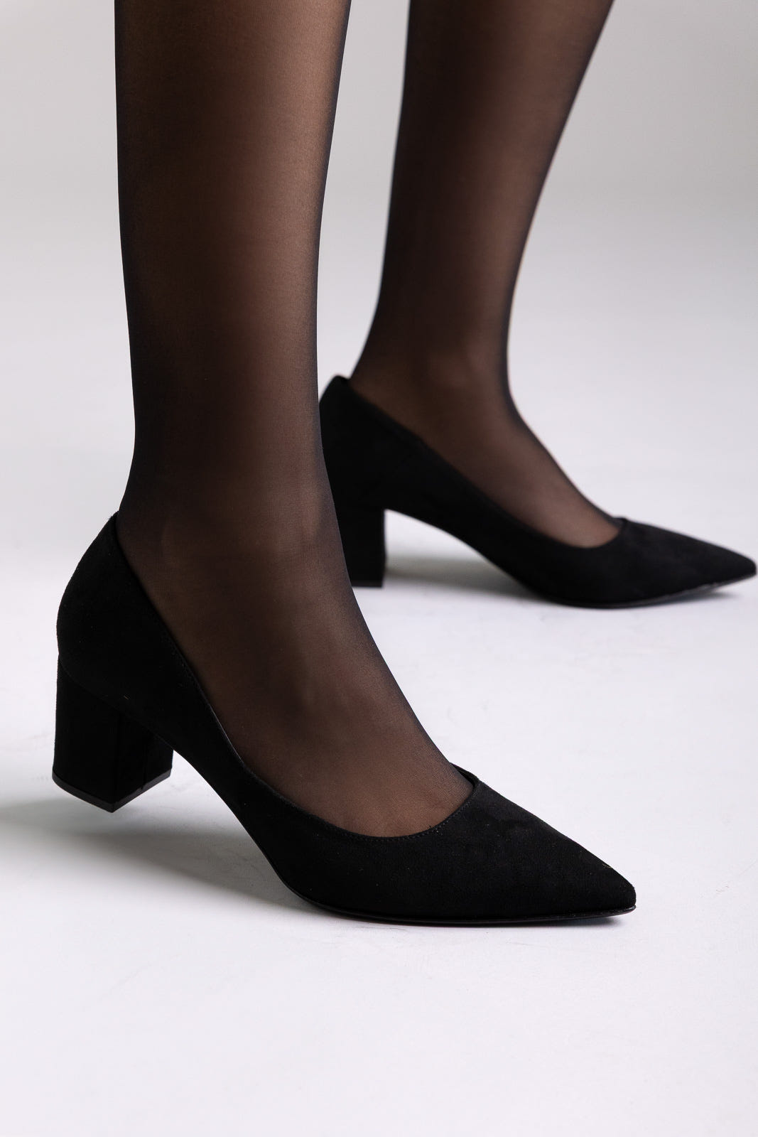 Block Heel Spitz Toe Pumps – Black Veloursleder