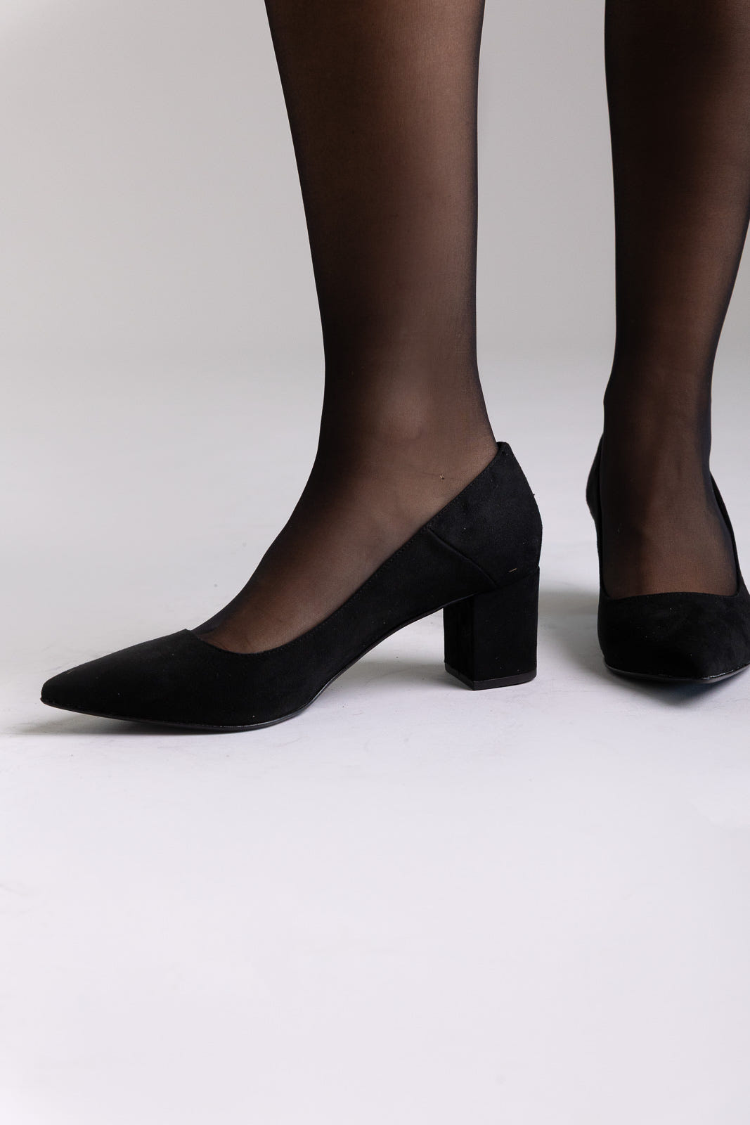 Block Heel Spitz Toe Pumps – Black Veloursleder