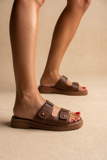 Sandalen mit Klettverschluss und Nieten-Detail - Braun matt