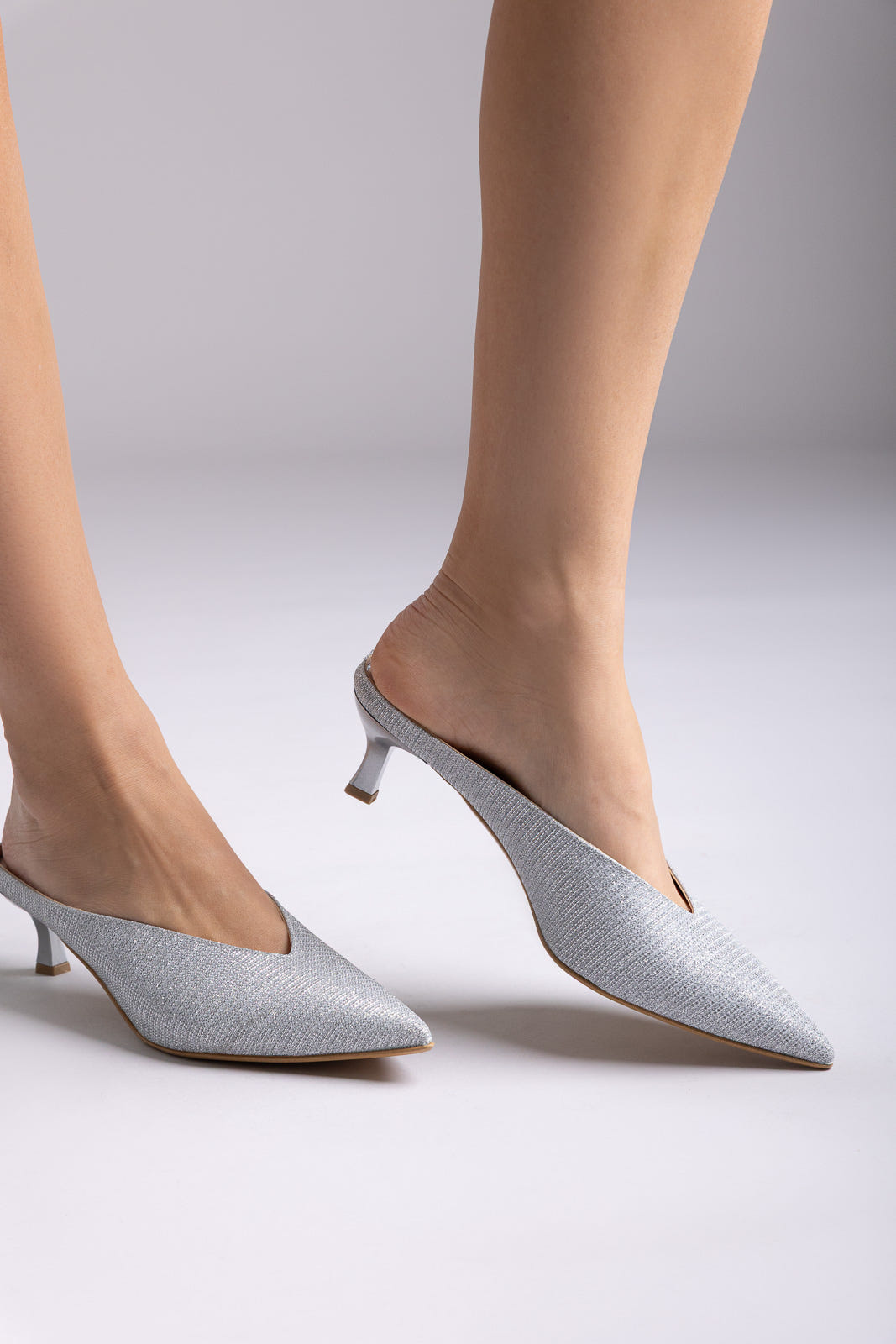 Mules V Cut tacón kitten - Lurex plateado