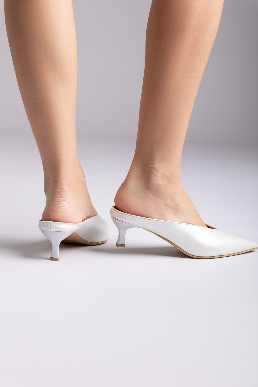 Mules V Cut tacón kitten - Blanco perla