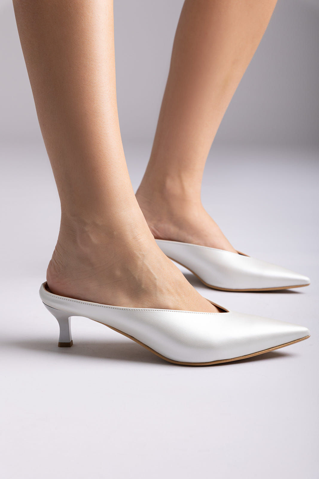 Mules V Cut tacón kitten - Blanco perla