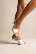 Mules mit Stilettoabsatz – White Lackoptik