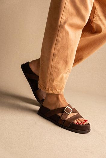 Sandálias flatform com fivela - Camurça castanha