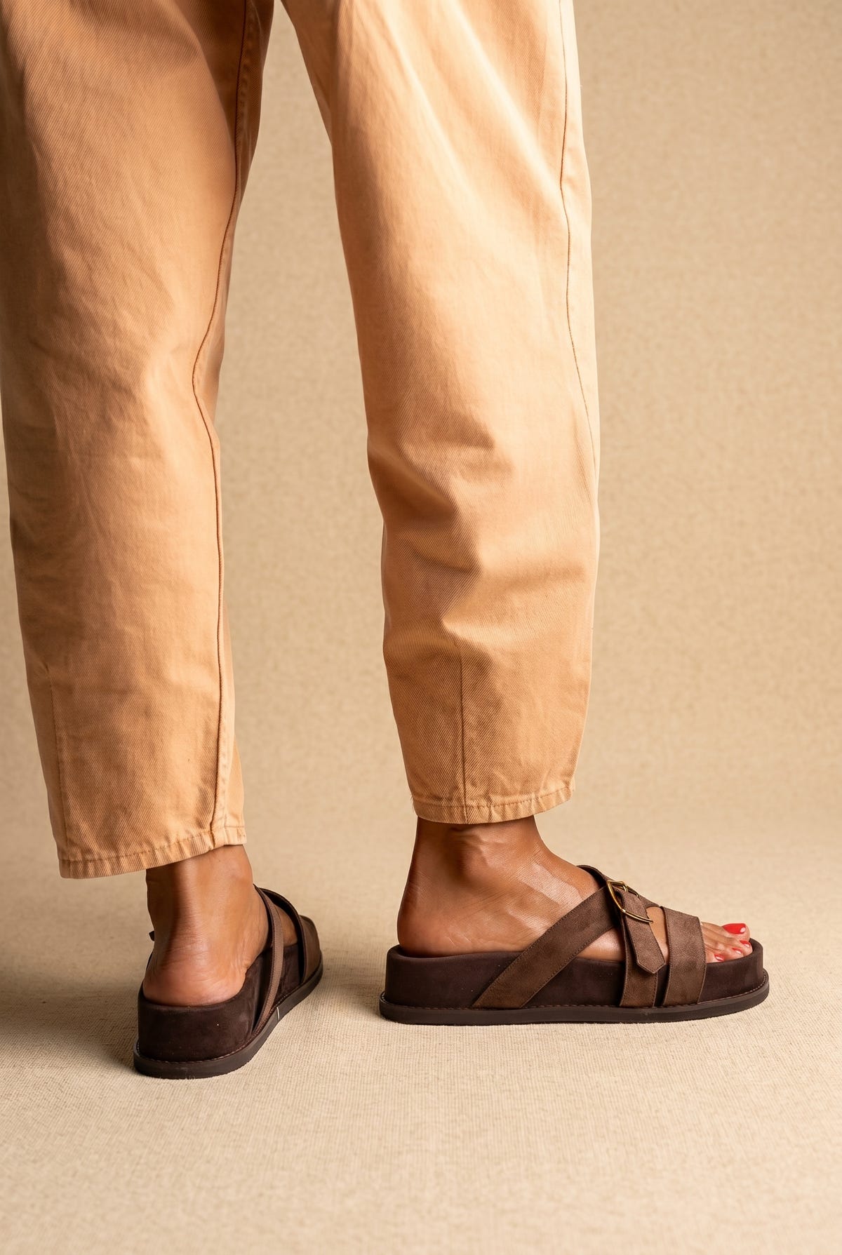 Sandálias flatform com fivela - Camurça castanha