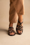Sandali con borchie fibbia con cinturino - Dark Marrone Opaco
