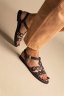 Sandali con borchie fibbia con cinturino - Dark Marrone Opaco