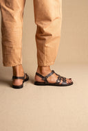 Sandali con borchie fibbia con cinturino - Dark Marrone Opaco