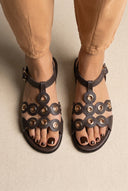 Sandali con borchie fibbia con cinturino - Dark Marrone Opaco