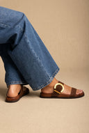 Sandales à boucle avec détail oversize - daim brun