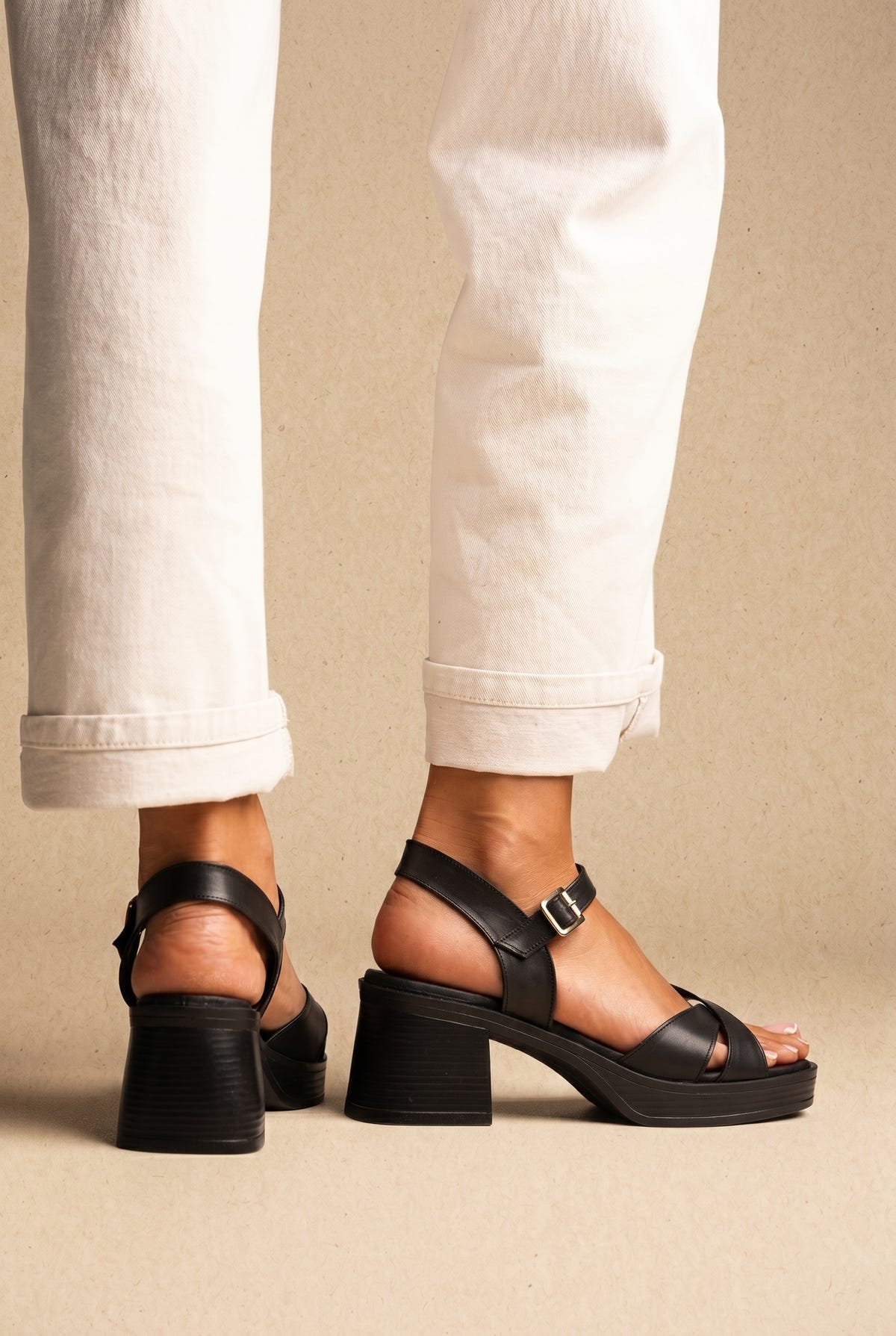 Sandalias con tira al tobillo - Negro Mate