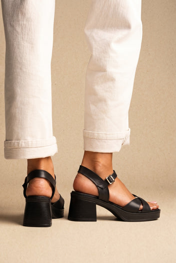 Sandalias con tira al tobillo - Negro Mate