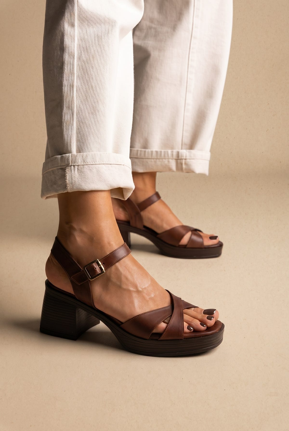 Sandalias con tira al tobillo - Marrón Mate