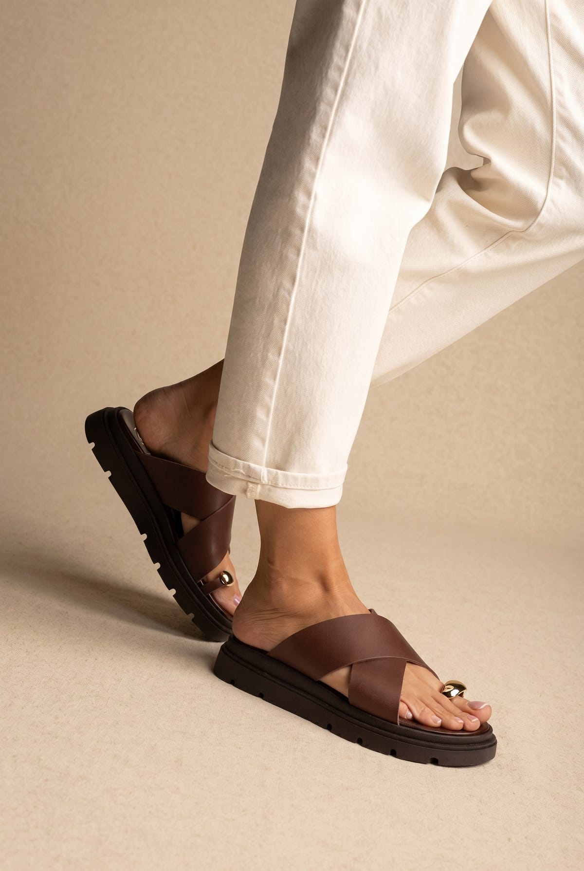 Toe Ring Flatform Sandali - Marrone Opaco