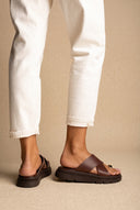 Toe Ring Flatform Sandali - Marrone Opaco