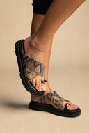 Σανδάλια Flatform με λουράκι στο δάχτυλο - Μπεζ Snake Print