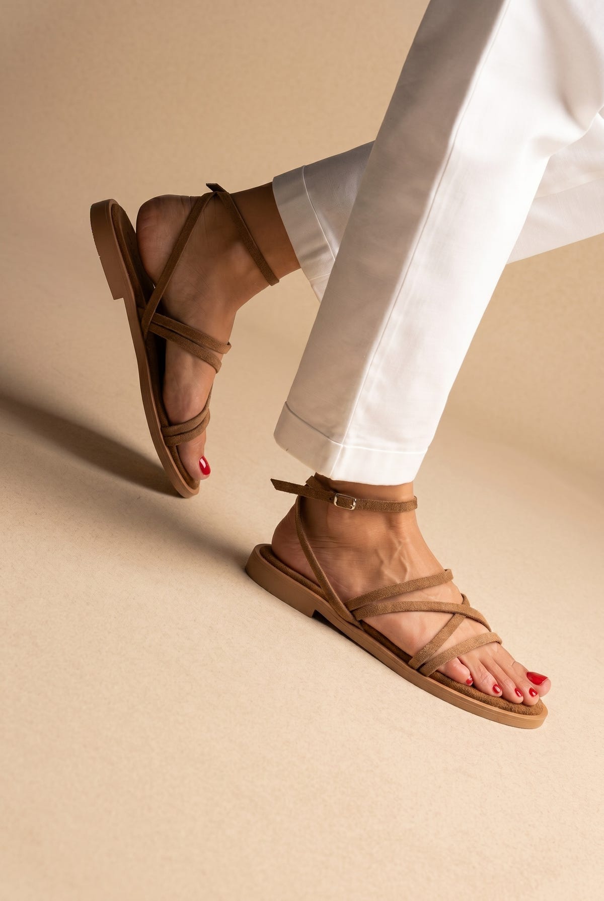 Sandali con cinturini e chiusura con fibbia - Camoscio beige