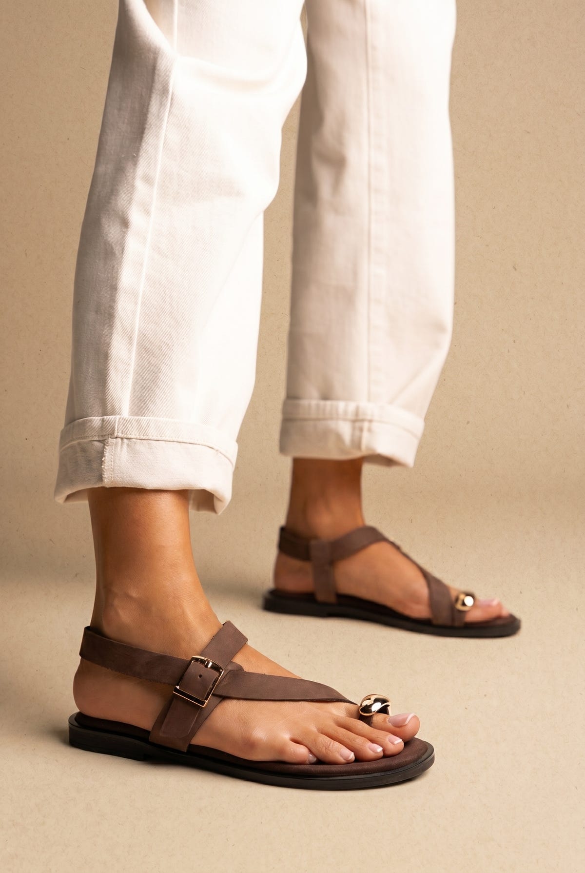 Zehentrenner-Sandalen mit Schnallenriemen – Braun