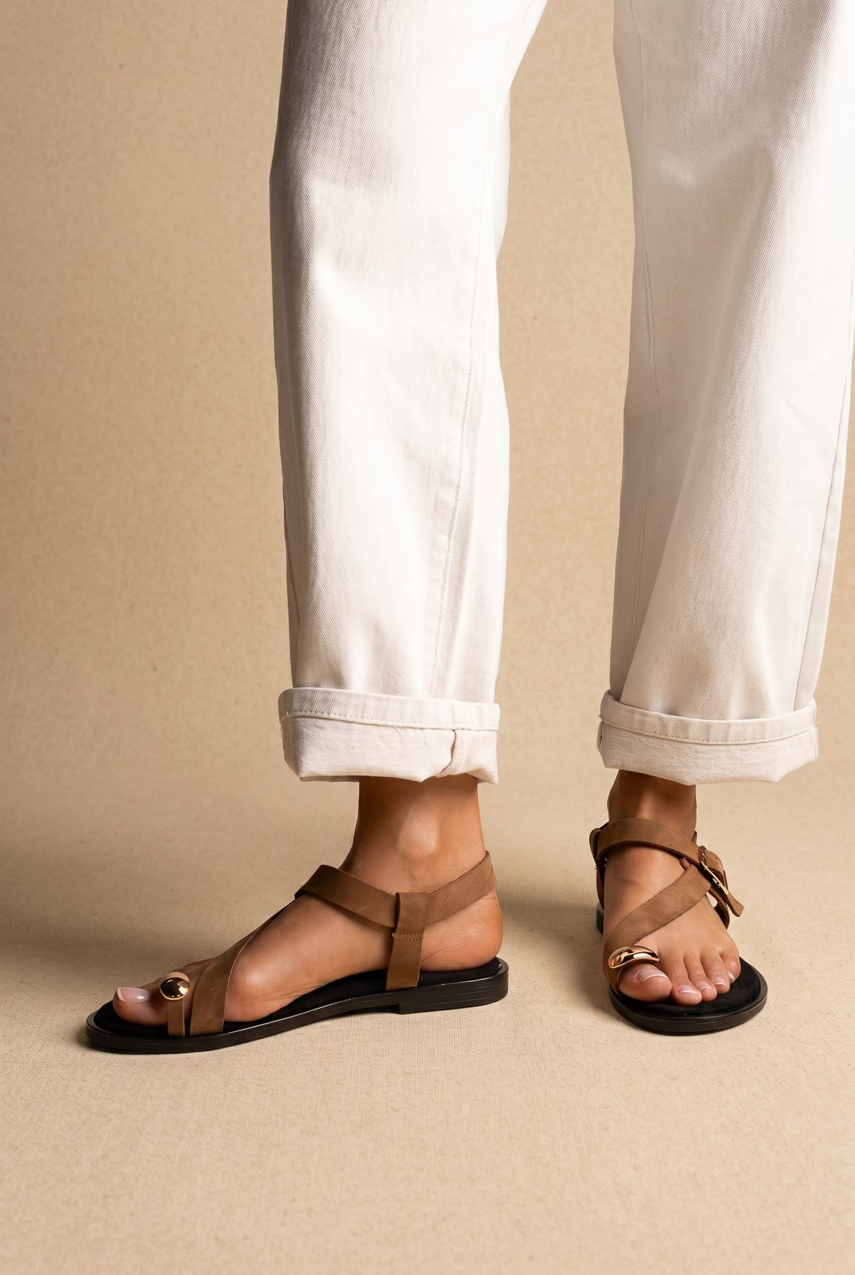 Sandalias de dedo con hebilla - Moka