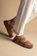 Flatform-Sandalen Schnallendetail – Taupe Veloursleder