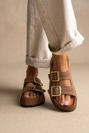 Flatform-Sandalen Schnallendetail – Taupe Veloursleder