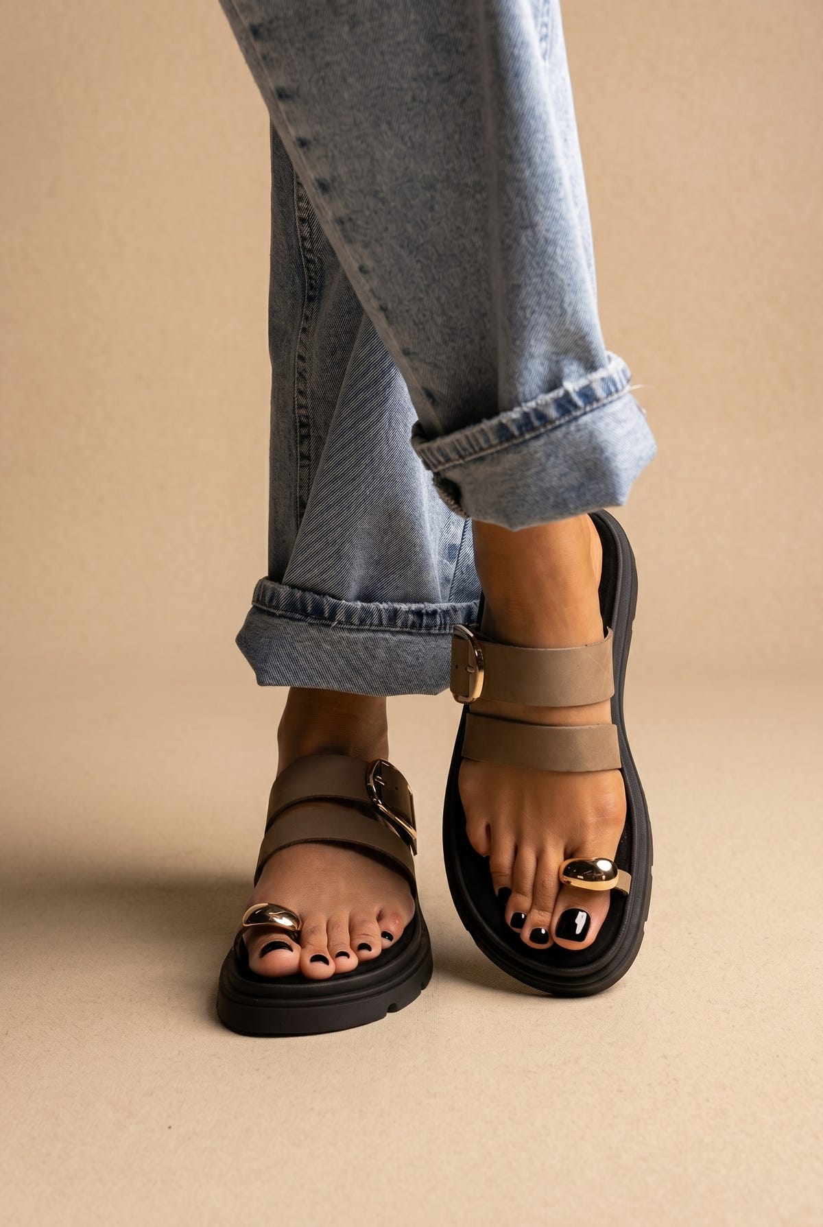 Zehentrenner-Sandalen mit Schnallenriemen – Khaki