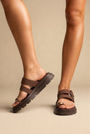 Sandalias de dedo con hebilla - Marrón