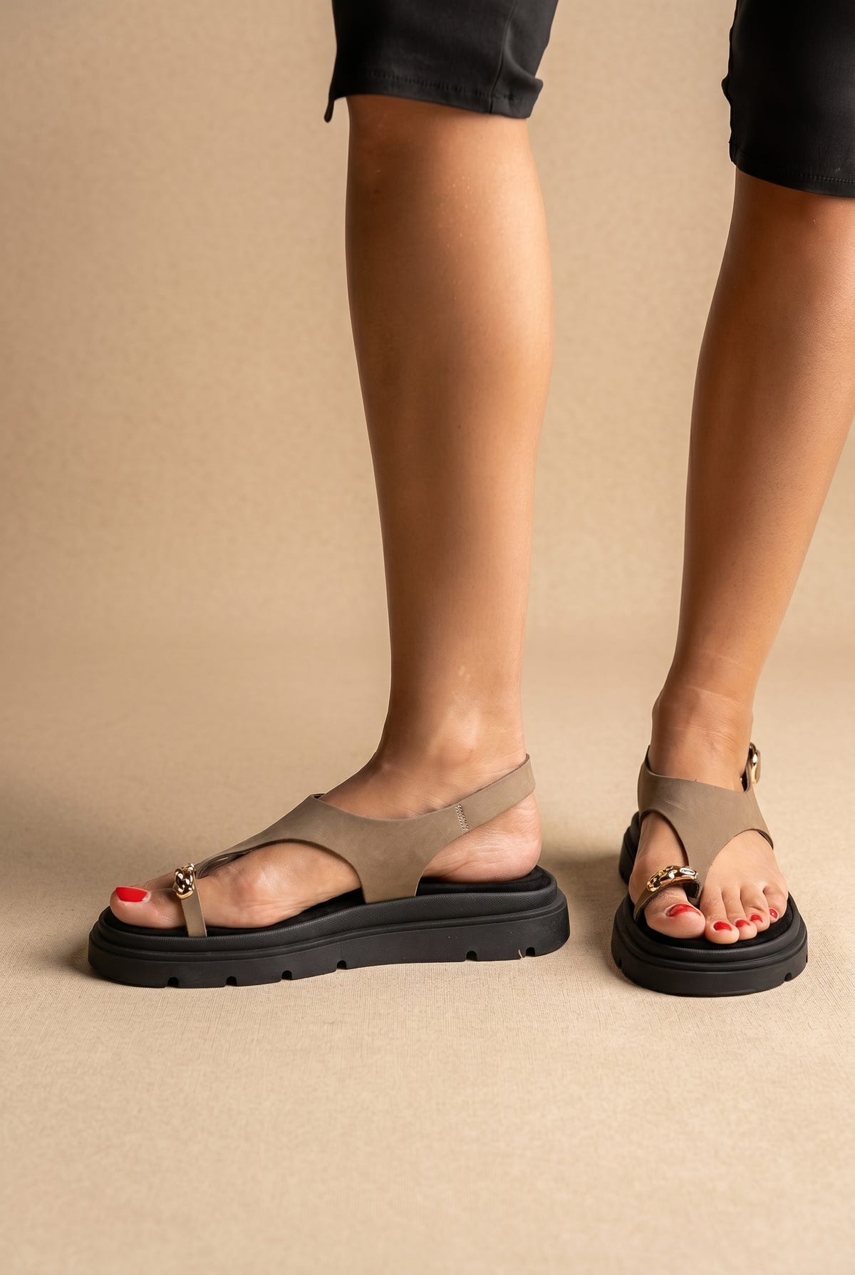 Flatform σανδάλια με δάχτυλο και λουράκι T - χακί